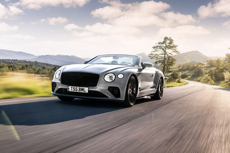 Phần đầu xe Bentley Continental GT S với lưới tản nhiệt và viền đèn pha màu đen bóng