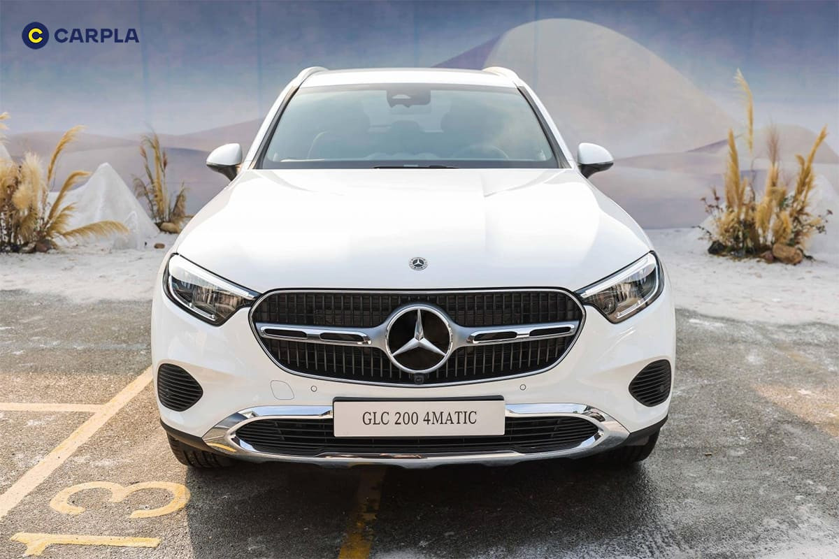 Phần đầu xe Mercedes GLC 200 4Matic với lưới tản nhiệt và đèn pha LED mới