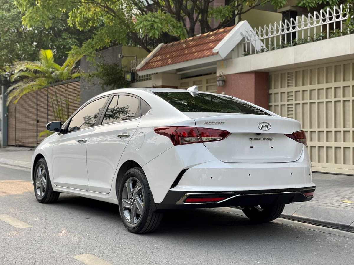Phần đuôi xe Hyundai Accent 2022 tinh tế với cụm đèn hậu LED
