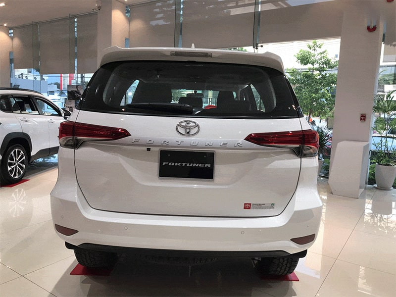 Phần đuôi xe Toyota Fortuner 2021 Legender với cụm đèn hậu LED hiện đại.