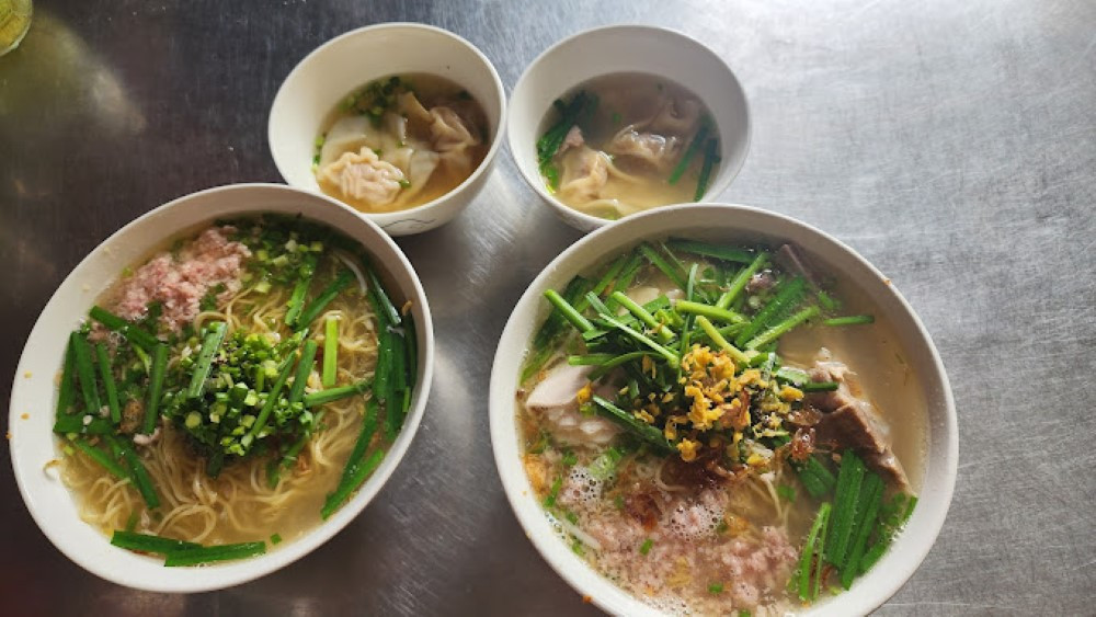 Phần mì trộn hấp dẫn tại Mì Homie, một quán ăn vặt Gò Vấp được đánh giá cao về chất lượng