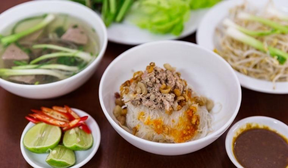 Phở khô Gia Lai nổi tiếng với cách ăn "hai tô" độc đáo