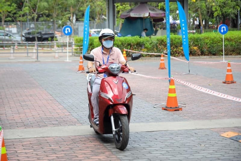 Phong cách với xe máy điện VinFast Feliz S màu đỏ rượu vang