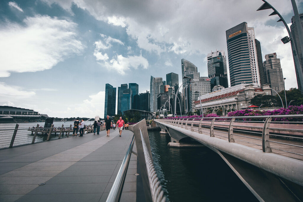 Phong cảnh đô thị hiện đại của Singapore, tượng trưng cho nền y học tiên tiến phục vụ việc điều trị ung thư.