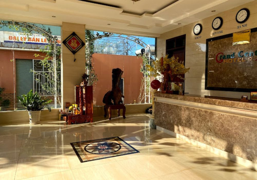 Phòng khách sạn rộng rãi với nội thất hiện đại tại Grand Century Chư Sê