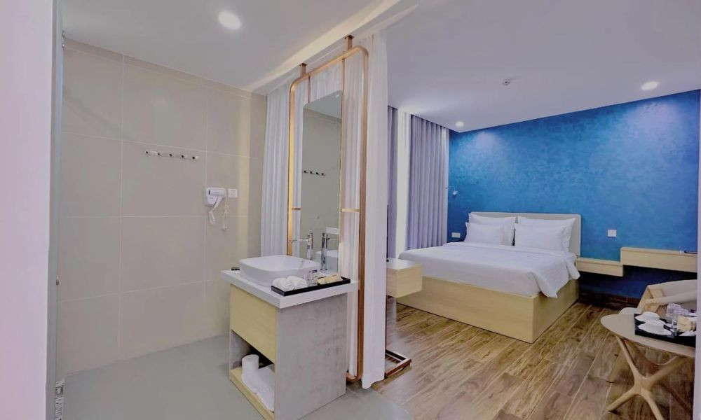 Phòng nghỉ tại khách sạn Diora trang bị đầy đủ tiện nghi hiện đại
