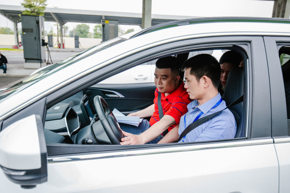 Phong thái chuyên nghiệp của tài xế dịch vụ taxi xanh SM VF8