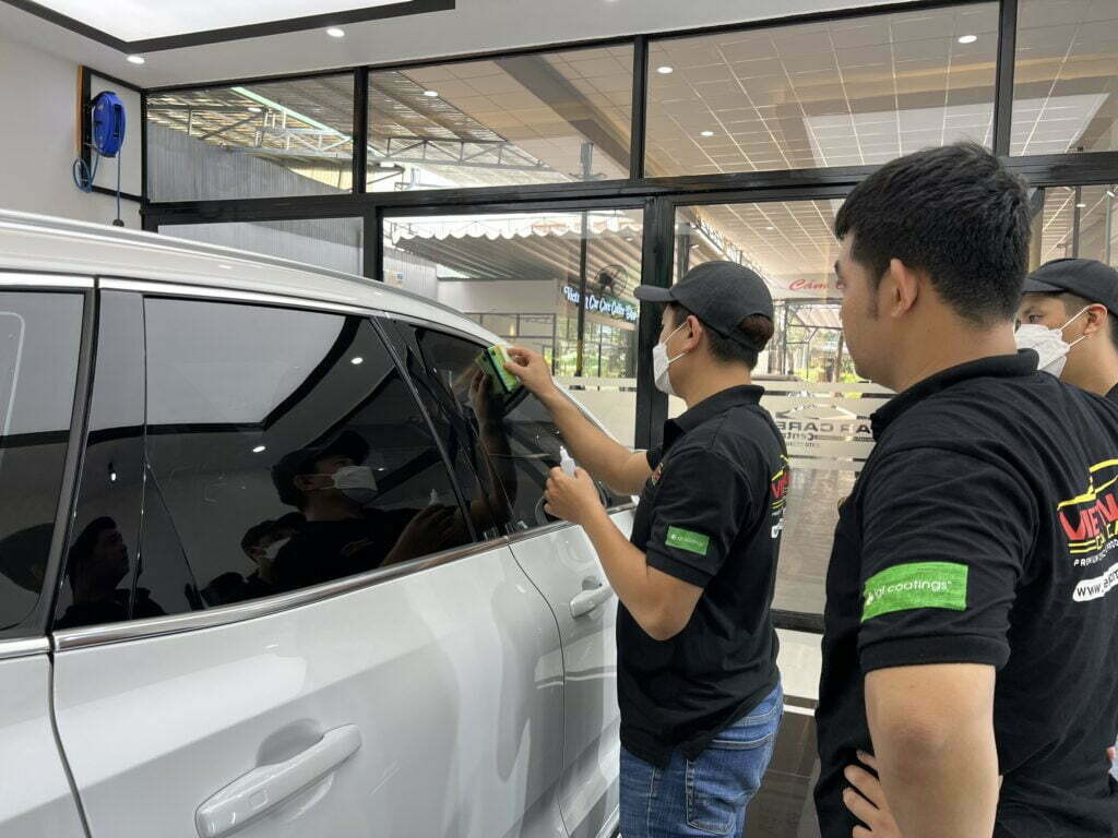 Phủ ceramic bảo vệ sơn xe ô tô