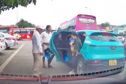Phụ nữ bế con nhỏ rời xe taxi công nghệ bị chặn tại bến xe Thái Nguyên, minh họa sự cần thiết của taxi thái nguyên 24h công bằng.