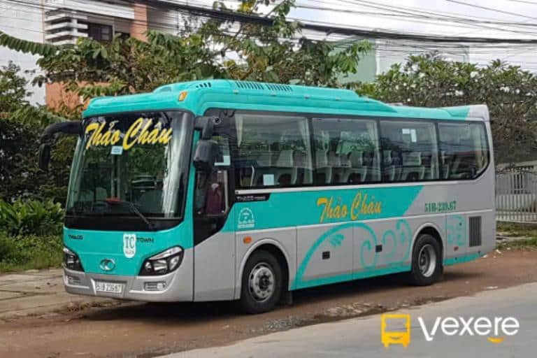 Phụ nữ đang gọi điện thoại để đặt vé xe Thảo Châu