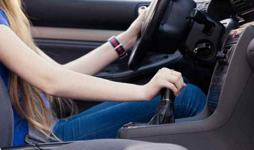 Phụ nữ hiện đại tự tin lái xe ô tô