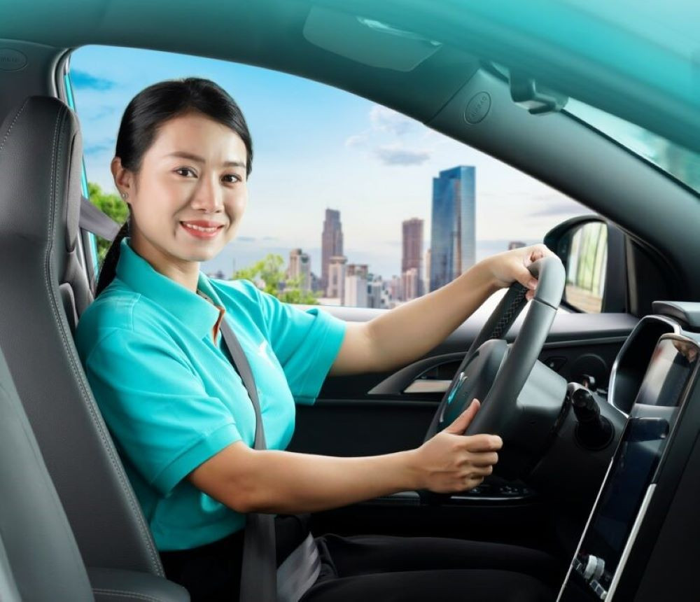 Phụ nữ trẻ được hướng dẫn lái xe ô tô