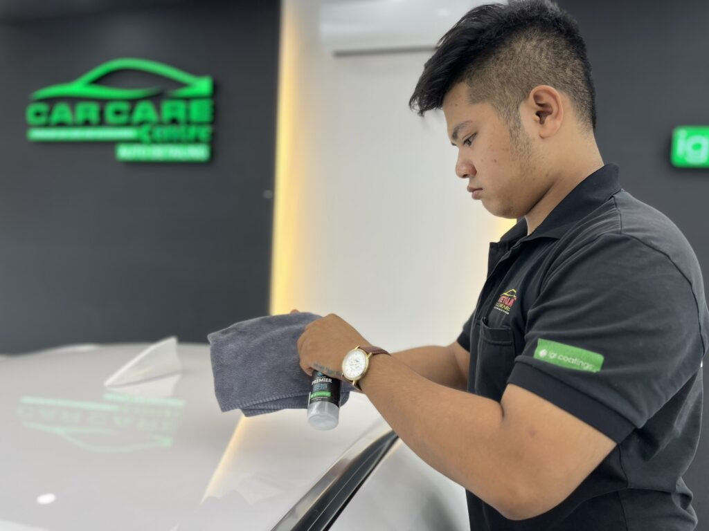 Phủ wax bảo vệ sơn xe sau khi chăm sóc ô tô chuyên nghiệp