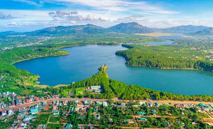 Sau sáp nhập, phường Pleiku nằm ở vị trí trung tâm thành phố Gia Lai, có diện tích khoảng 25.13 km²