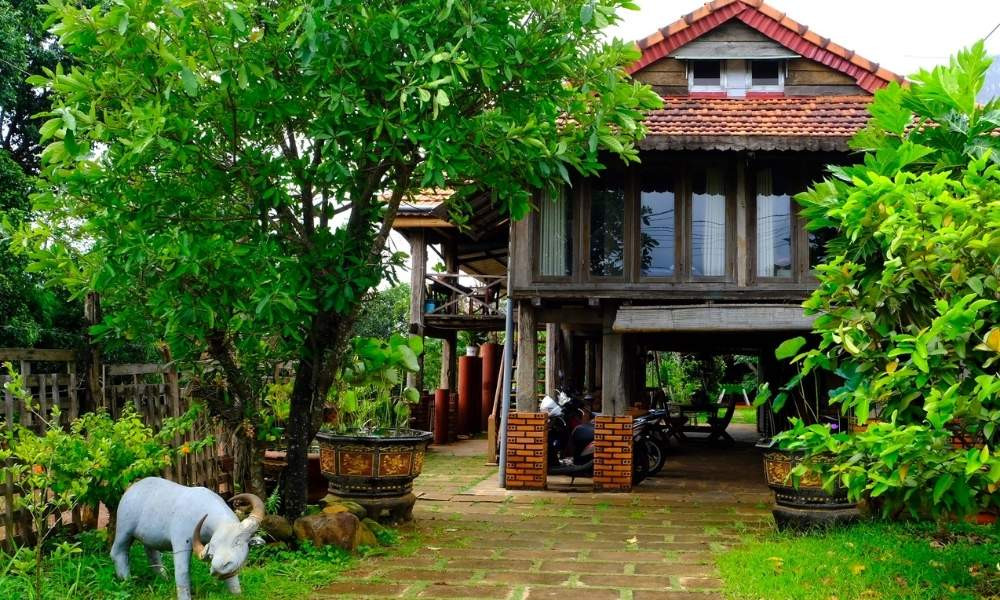 Plei Homestay &amp; Café Pleiku có kiến trúc nhà sàn truyền thống