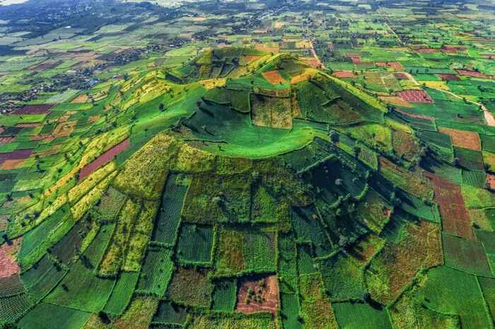 Pleiku là vùng đất đỏ bazan, tạo nên những nét cảnh quan đặc biệt
