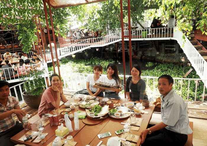 Khuôn viên rộng với nhiều món ăn đặc sản tại Làng Ẩm Thực Hươu Sao