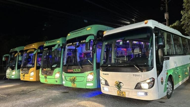 Quang cảnh Bến xe Duyên Hải Trà Vinh với các xe khách đang hoạt động