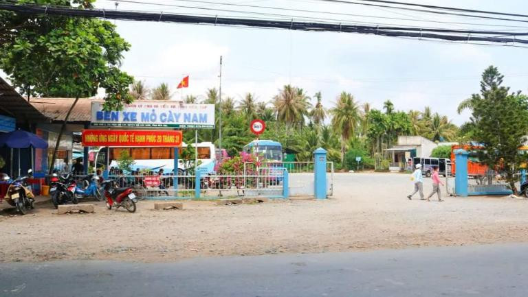 Quang cảnh tổng thể Bến Xe Mỏ Cày Nam nhộn nhịp