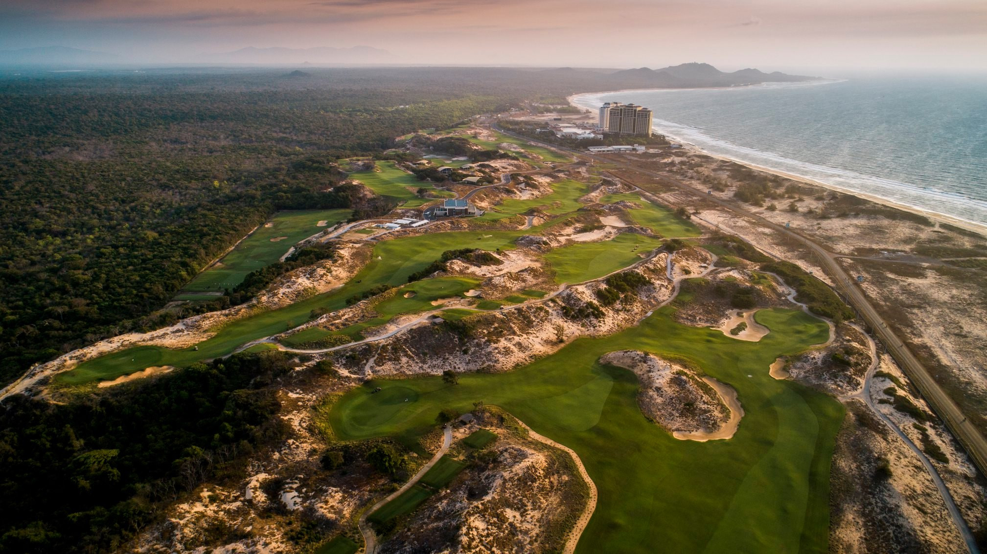 Quang cảnh tuyệt đẹp tại Sân Golf The Bluffs Hồ Tràm