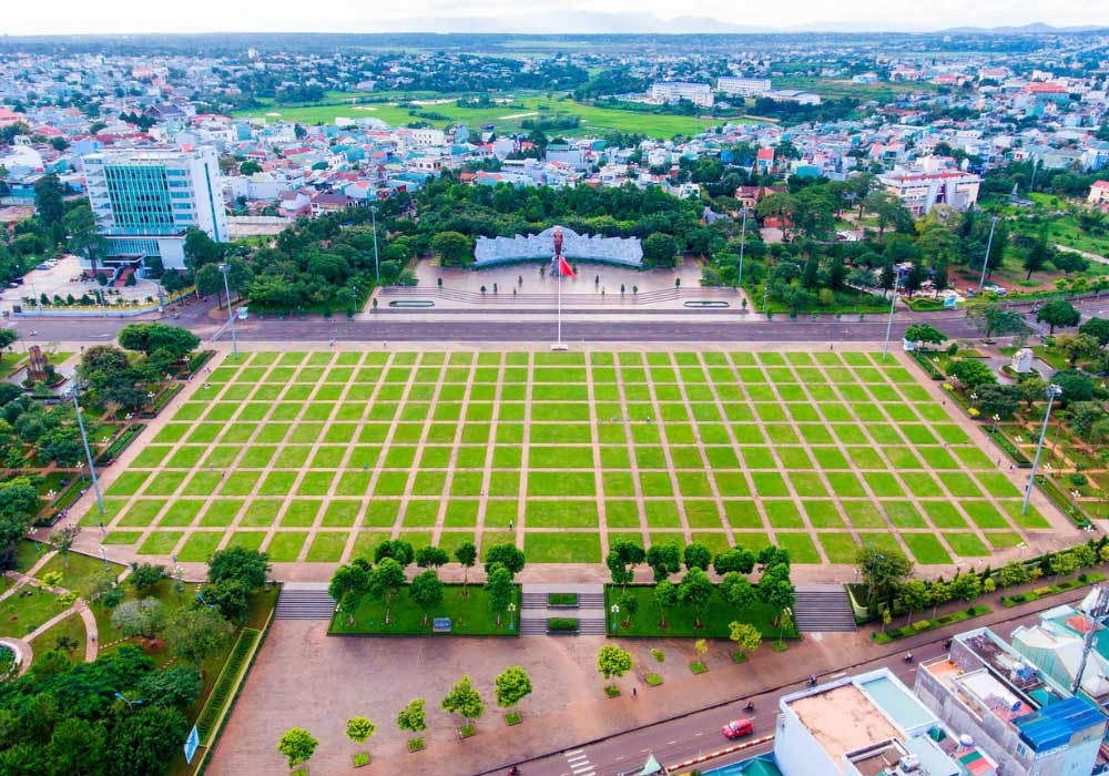 Quảng trường Đại Đoàn Kết gần sân vận động Pleiku