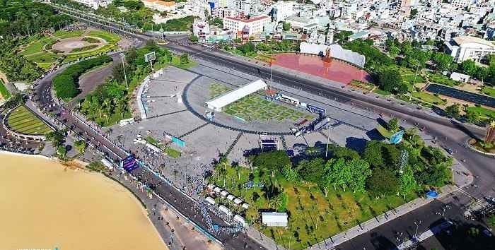 Quảng trường nằm trên con đường dọc biển