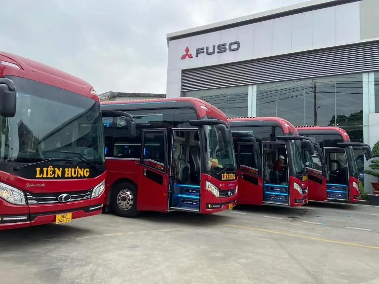 Quầy bán vé và khu vực chờ tại Bến xe Rạch Sỏi