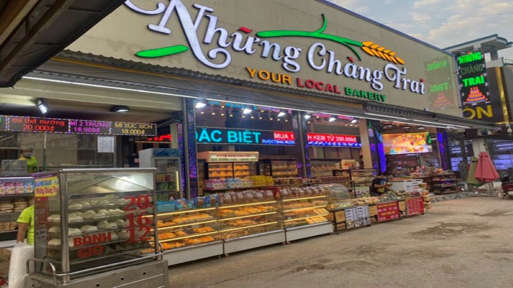Quầy bánh mì đa dạng và hấp dẫn tại Bánh Mì Những Chàng Trai, một địa điểm ăn vặt Gò Vấp nổi tiếng