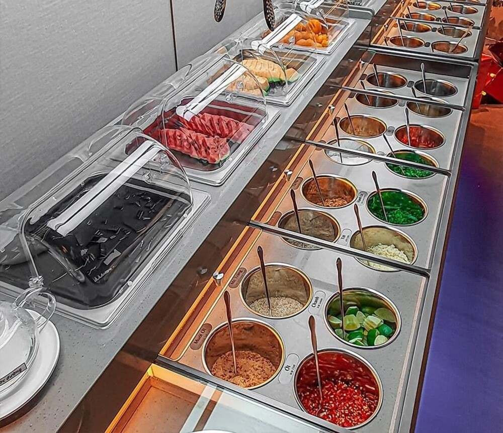 Quầy line tại Hutong Tân Phú luôn được nhân viên bổ sung đầy đủ