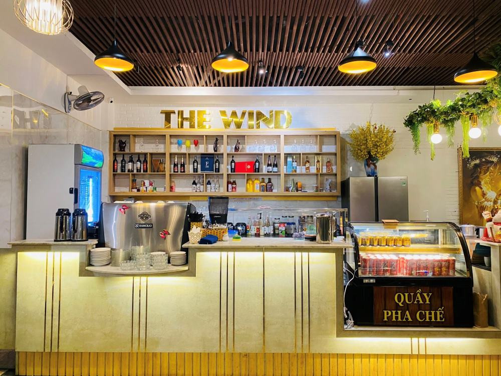 Quầy pha chế hiện đại của The Wind Coffee &amp; Bistro Gia Lai