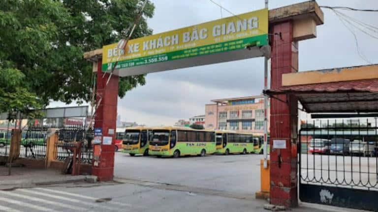 Quầy vé và dịch vụ tại Bến xe Bắc Giang