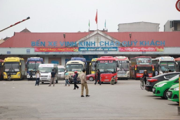 Quầy vé và khu vực chờ tại bến xe Vinh tấp nập khách hàng