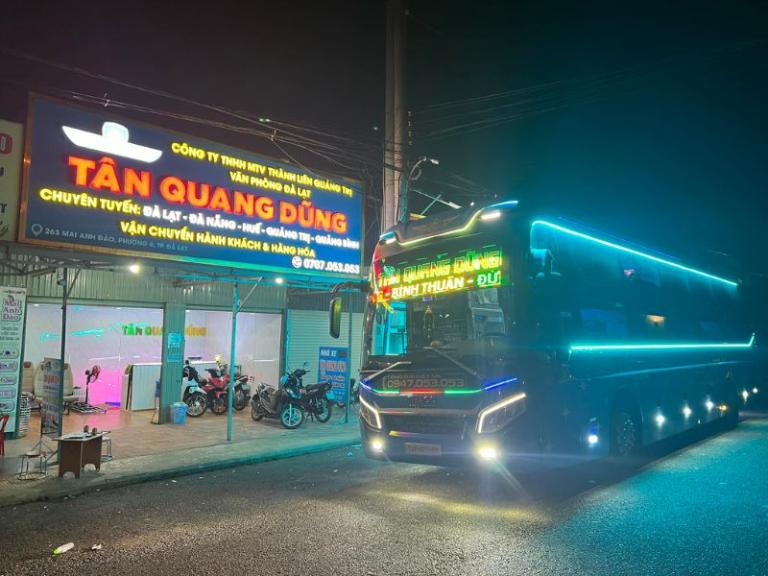 Quầy vé và văn phòng giao dịch của Nhà xe Tân Quang Dũng