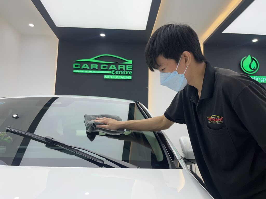Quy trình chăm sóc xe bao gồm đánh bóng và phủ wax cho xe hơi