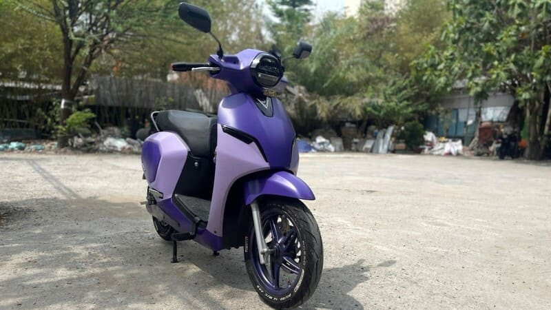 Quy trình dán decal đổi màu xe điện tại cửa hàng chuyên nghiệp.