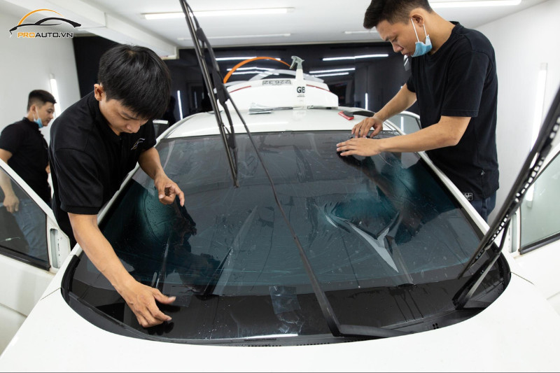 Quy trình dán phim cách nhiệt cho xe hơi được thi công cẩn thận