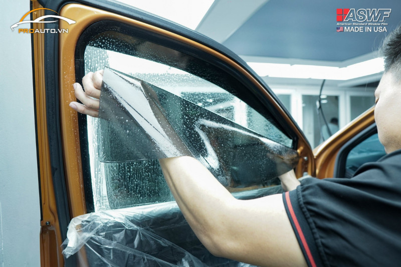 Quy trình dán phim cách nhiệt ô tô đạt chuẩn chuyên nghiệp tại Long An