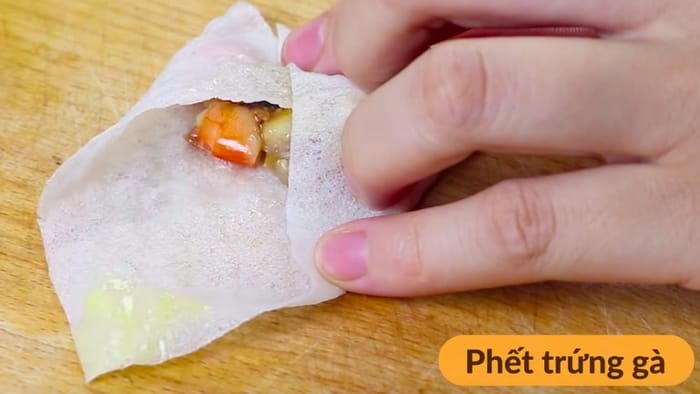 Cách gói chả ram tôm đất Bình Định