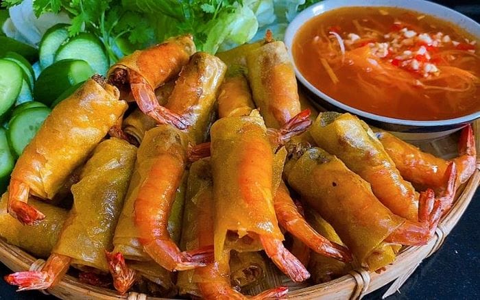 Xếp chả ram lên mẹt hoặc đĩa lớn, bày biện món ăn thật đẹp mắt rồi thưởng thức
