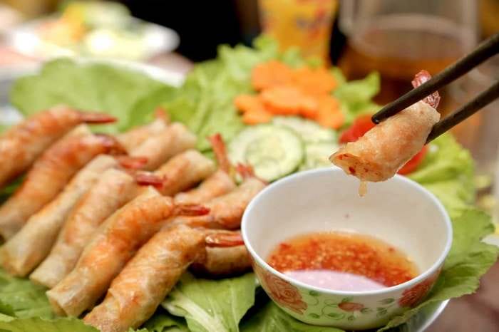 Chả ram tôm đất Bình Định ngon nhất khi thưởng thức cùng rau sống, nước chấm chua ngọt, bún tươi