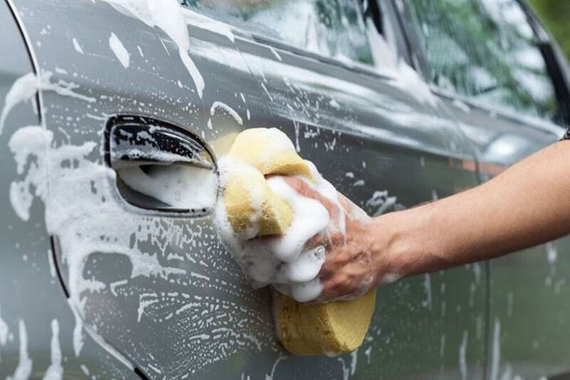 Rửa xe thường xuyên bằng dung dịch chuyên dụng giúp bảo vệ lớp sơn xe