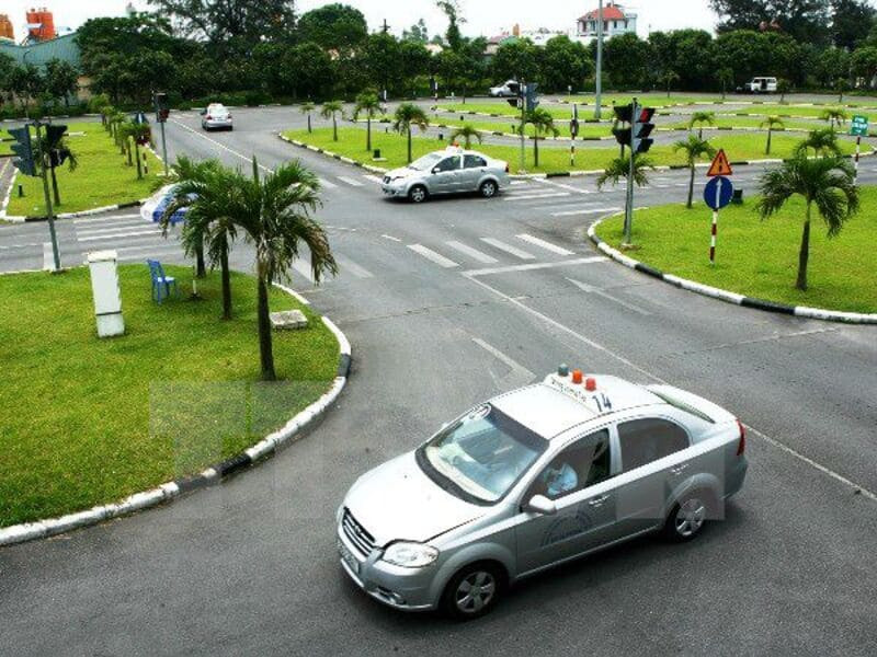 Sân tập lái xe ô tô đạt chuẩn tại các trung tâm đào tạo chuyên nghiệp
