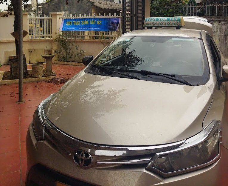 Số điện thoại tổng đài taxi sơn tây 6262 được in rõ trên xe