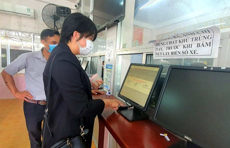 Sơ đồ hoặc hình ảnh minh họa quy trình bấm biển số xe ô tô tại cơ quan đăng ký, giúp người đọc dễ hình dung các bước.