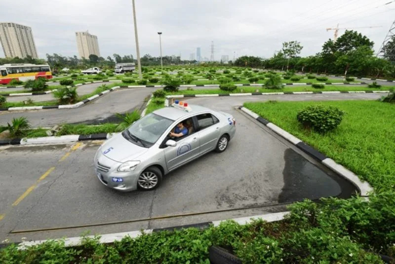 Sơ đồ minh họa kỹ thuật căn đường khi lái xe trên đường bằng phẳng qua đoạn hẹp