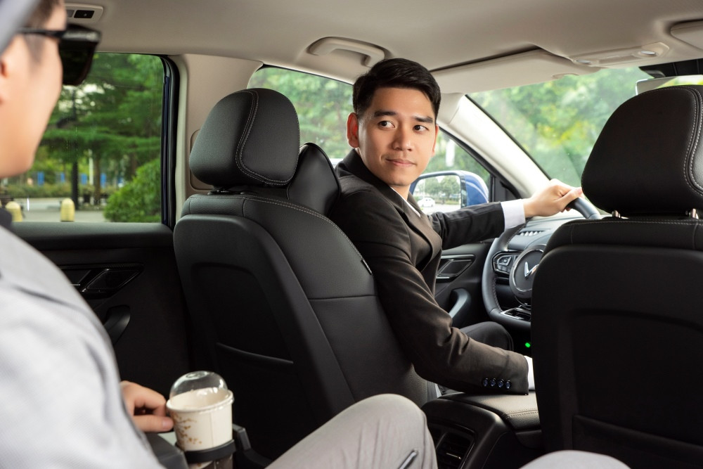 So sánh chất lượng dịch vụ giữa xe taxi điện hiện đại của Xanh SM và taxi truyền thống, làm nổi bật trải nghiệm êm ái và thân thiện môi trường của xe điện.