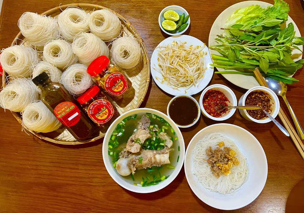 Sợi phở khô Gia Lai đặc trưng với hình dáng tròn mảnh dai ngon