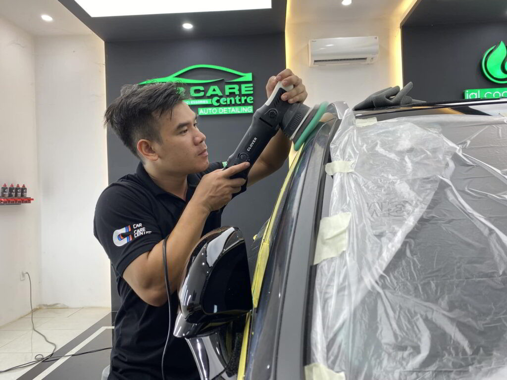 Sử dụng máy để đánh bóng hiệu chỉnh sơn xe ô tô