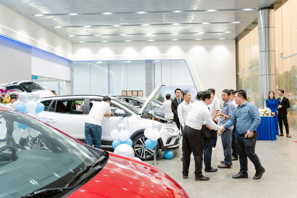 Sự kết hợp màu sắc xanh dương và xanh lá trong Showroom VinFast Bình Phước