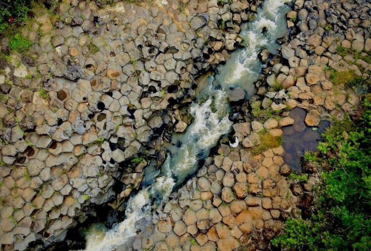 Suối đá đĩa ở Gia Lai